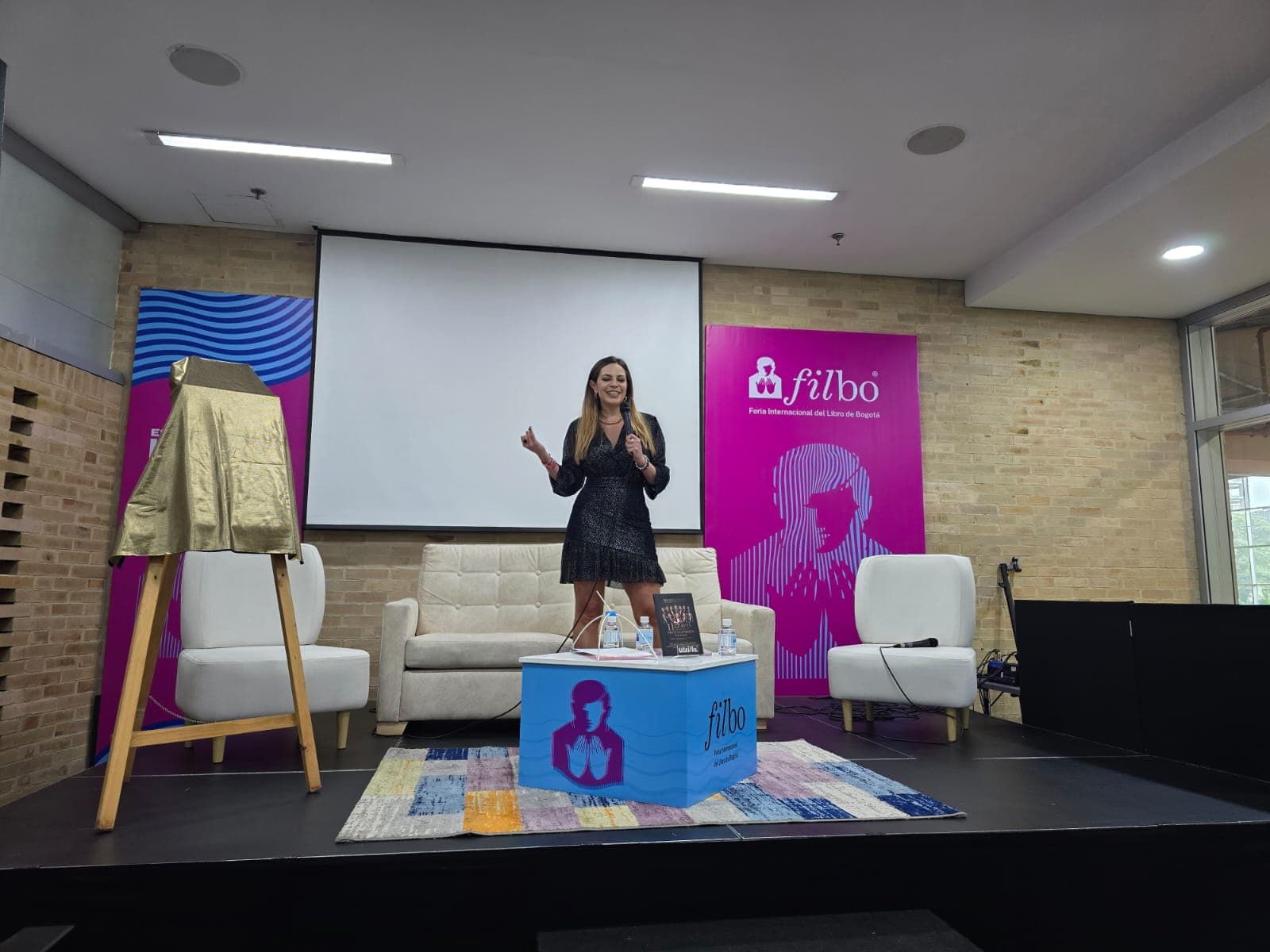 Luz Elena durante una conferencia en la Feria Internacional del Libro de Bogotá