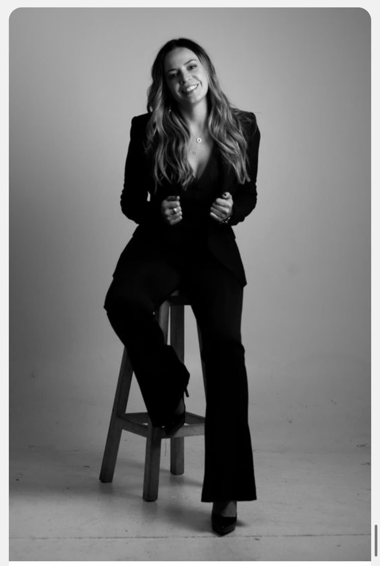 Retrato editorial en blanco y negro de Luz Elena con traje formal